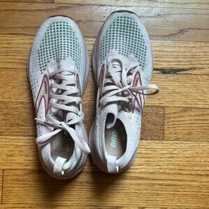 Brooks Levitate size US7 EU38 "Stealthfit" Blush pink